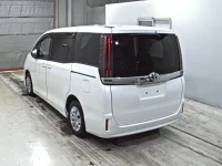 Toyota NOAH лот № 3055 оценка 4  с аукциона в Японии 1