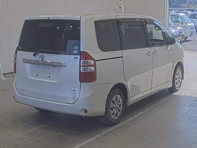 Toyota NOAH  с аукциона в Японии