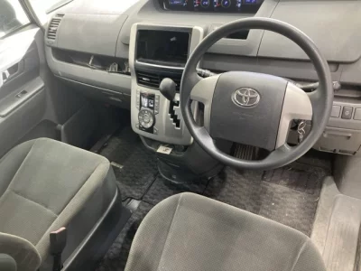 Toyota VOXY  с аукциона в Японии