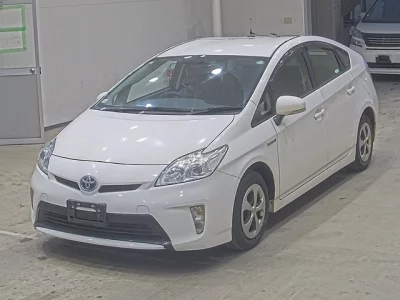 Toyota PRIUS  с аукциона в Японии