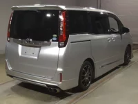 Toyota NOAH лот № 375 оценка 3.5  с аукциона в Японии 1