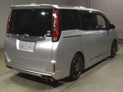 Toyota NOAH  с аукциона в Японии