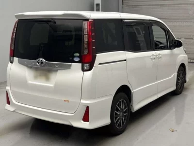 Toyota NOAH  с аукциона в Японии