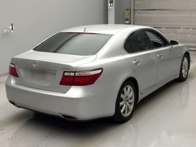 Lexus LS  с аукциона в Японии