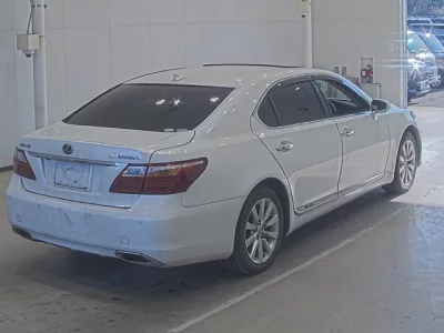 Lexus LS  с аукциона в Японии