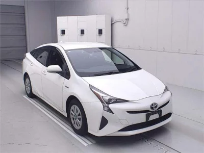 Toyota PRIUS  с аукциона в Японии