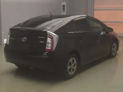 Toyota PRIUS  с аукциона в Японии