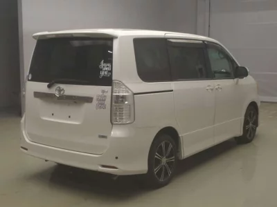 Toyota NOAH  с аукциона в Японии