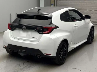 Toyota YARIS  с аукциона в Японии