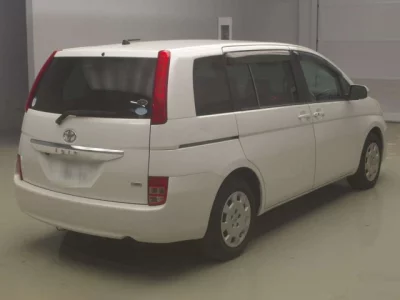 Toyota ISIS  с аукциона в Японии