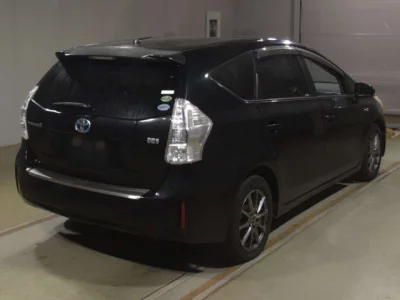 Toyota PRIUS ALPHA  с аукциона в Японии
