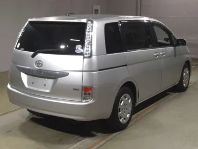 Toyota ISIS  с аукциона в Японии