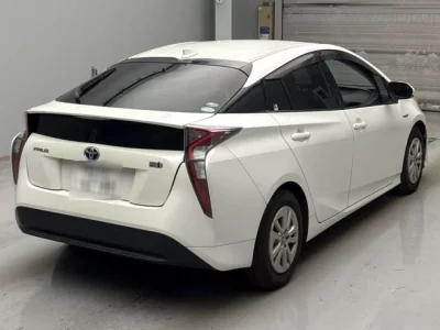 Toyota PRIUS  с аукциона в Японии