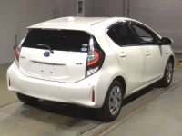 Toyota AQUA лот № 2317 оценка 4  с аукциона в Японии 1