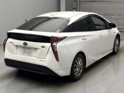 Toyota PRIUS  с аукциона в Японии