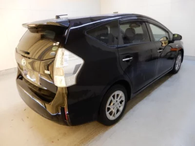 Toyota PRIUS ALPHA  с аукциона в Японии