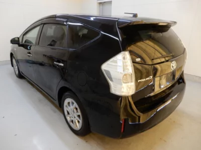 Toyota PRIUS ALPHA  с аукциона в Японии