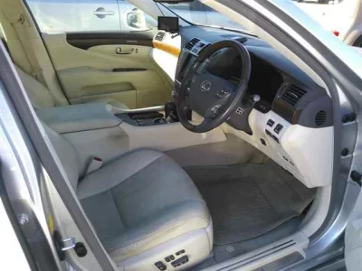 Lexus LS  с аукциона в Японии