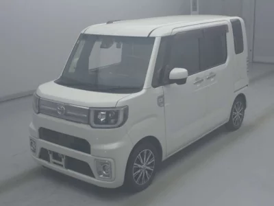 Toyota PIXIS MEGA  с аукциона в Японии
