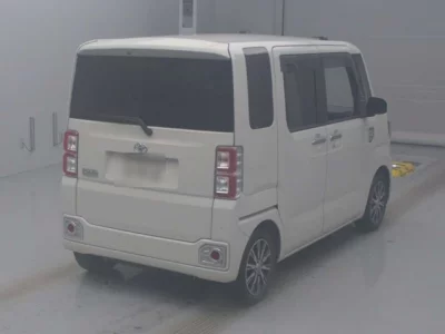 Toyota PIXIS MEGA  с аукциона в Японии