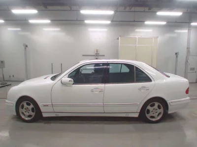 Mercedes-Benz E CLASS  с аукциона в Японии