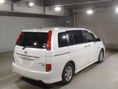 Toyota ISIS  с аукциона в Японии