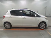 Toyota VITZ лот № 10201 оценка 3.5  с аукциона в Японии 2