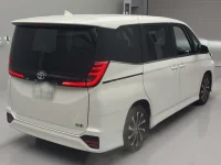 Toyota NOAH лот № 2176 оценка 4.5  с аукциона в Японии 1