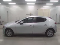 Mazda MAZDA3 лот № 90079 оценка 4  с аукциона в Японии 3