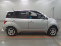 Toyota IST лот № 10372 оценка 4  с аукциона в Японии 2