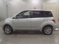 Toyota IST лот № 10372 оценка 4  с аукциона в Японии 3