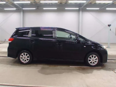 Toyota WISH  с аукциона в Японии
