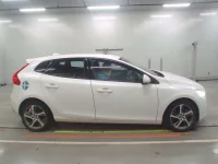 Volvo V40 лот № 38084 оценка 4  с аукциона в Японии 2