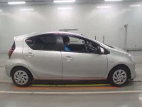 Toyota AQUA лот № 30051 оценка R  с аукциона в Японии 2