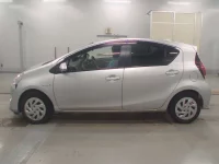 Toyota AQUA лот № 30051 оценка R  с аукциона в Японии 3