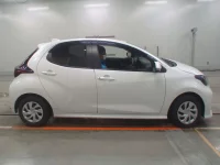 Toyota YARIS лот № 30065 оценка 3.5  с аукциона в Японии 2