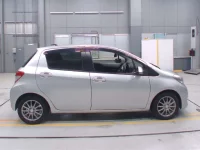 Toyota VITZ лот № 30012 оценка 3  с аукциона в Японии 2