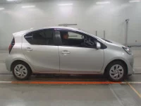 Toyota AQUA лот № 30077 оценка 4  с аукциона в Японии 2