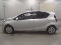 Toyota AQUA лот № 30077 оценка 4  с аукциона в Японии 3