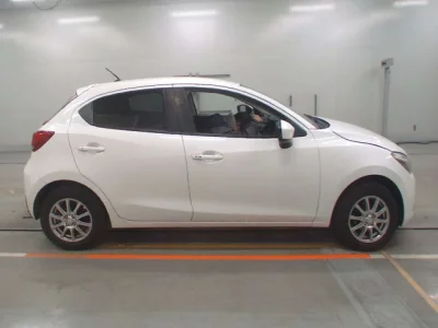 Mazda DEMIO  с аукциона в Японии