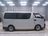 Toyota HIACE VAN лот № 30047 оценка 3.5  с аукциона в Японии 2