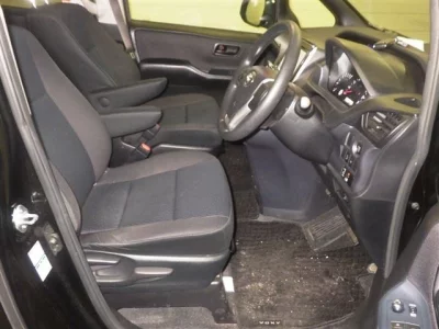 Toyota VOXY  с аукциона в Японии