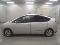 Toyota PRIUS лот № 10672 оценка 3  с аукциона в Японии 3