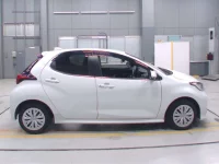 Toyota YARIS лот № 30083 оценка 4.5  с аукциона в Японии 2
