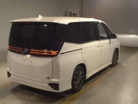 Toyota VOXY лот № 103 оценка RA  с аукциона в Японии 1