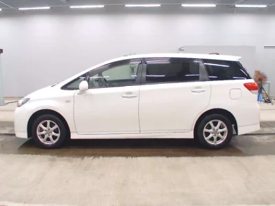 Toyota WISH  с аукциона в Японии