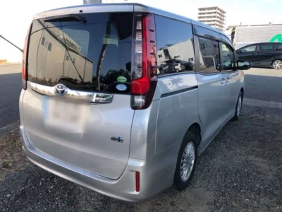 Toyota NOAH  с аукциона в Японии