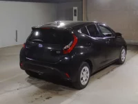 Toyota AQUA лот № 562 оценка RA  с аукциона в Японии 1
