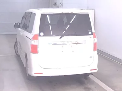 Toyota NOAH  с аукциона в Японии