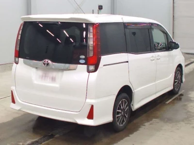 Toyota NOAH  с аукциона в Японии